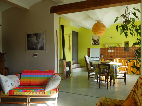 salon et cuisine du gite à Aujargues