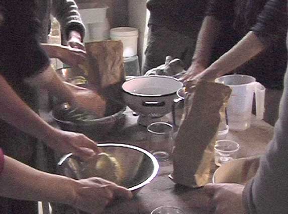 Atelier de fabrication de nouilles à La Calebasse - Collectif d'achat local et écologique dans la région de Sommières - Gard Languedoc Roussillon Occitanie